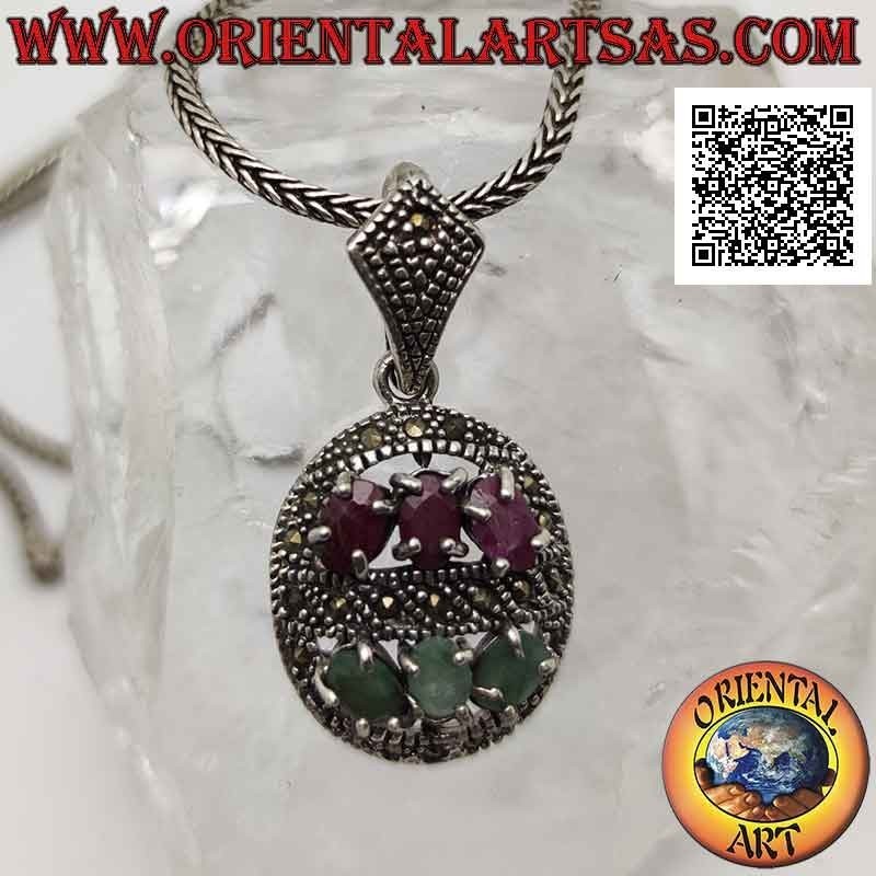 Colgante de plata ovalado tachonado de marcasita con trío de rubíes y esmeraldas naturales en los hemisferios