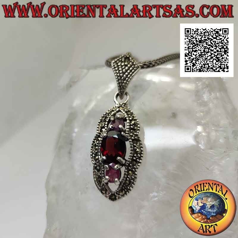 Pendentif en argent, grenat entre rubis naturels ovales sertis d'une monture en marcassite