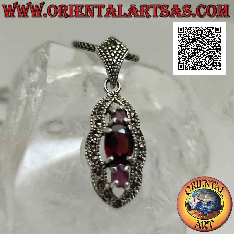 Pendentif en argent, grenat entre rubis naturels ovales sertis d'une monture en marcassite