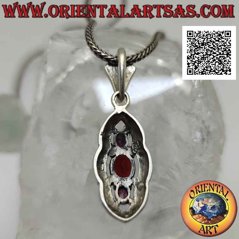 Pendentif en argent, grenat entre rubis naturels ovales sertis d'une monture en marcassite