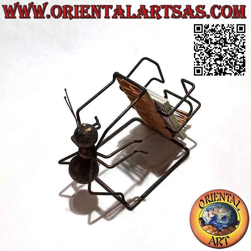 Tarjetero con escultura de hormiga de hierro forjado