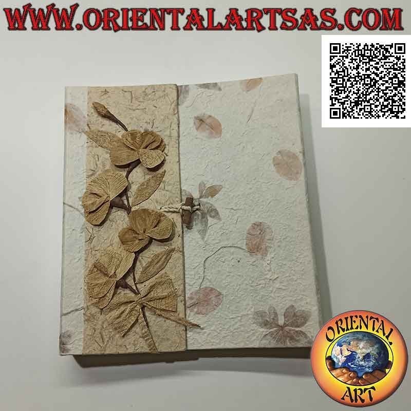 Album fotografico ad apertura centrale in carta di riso e corteccia d'albero con petali e ricamo, 28 cm