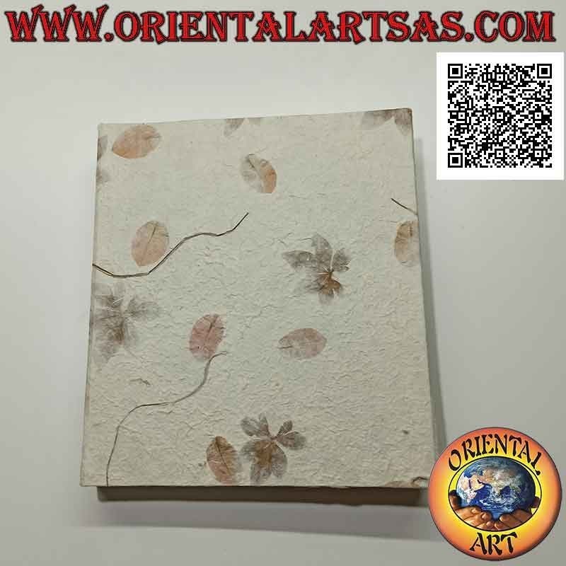 Álbum de fotos con abertura central en papel de arroz y corteza de árbol con pétalos y bordados, 28 cm