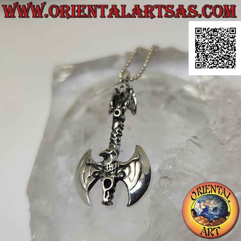 Pendentif en argent, double hache surmontée d'un dragon sur le manche et avec aigle en relief sur les lames