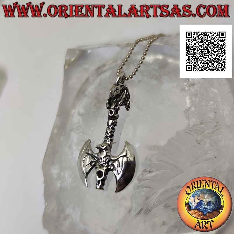 Colgante de plata, hacha doble coronada por un dragón en el mango y con un águila en relieve en las hojas