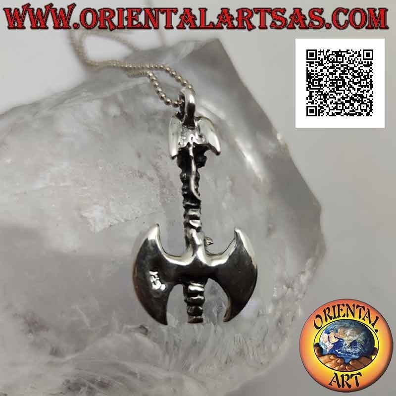 Pendentif en argent, double hache surmontée d'un dragon sur le manche et avec aigle en relief sur les lames