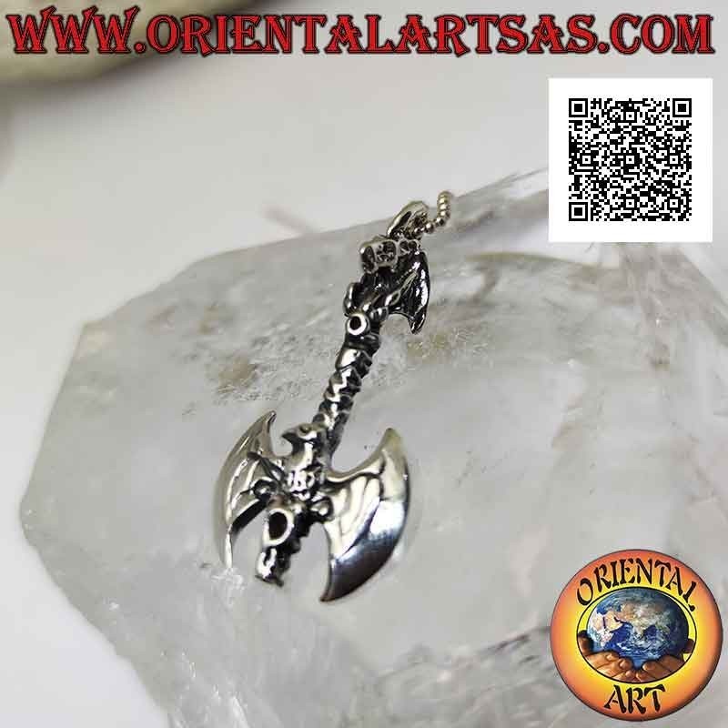 Pendentif en argent, double hache surmontée d'un dragon sur le manche et avec aigle en relief sur les lames