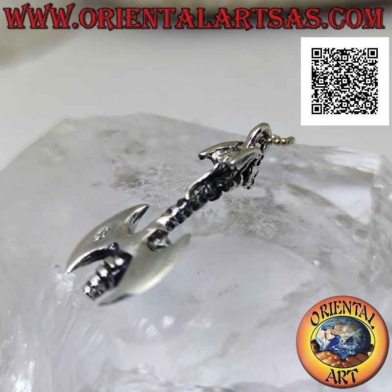 Colgante de plata, hacha doble coronada por un dragón en el mango y con un águila en relieve en las hojas