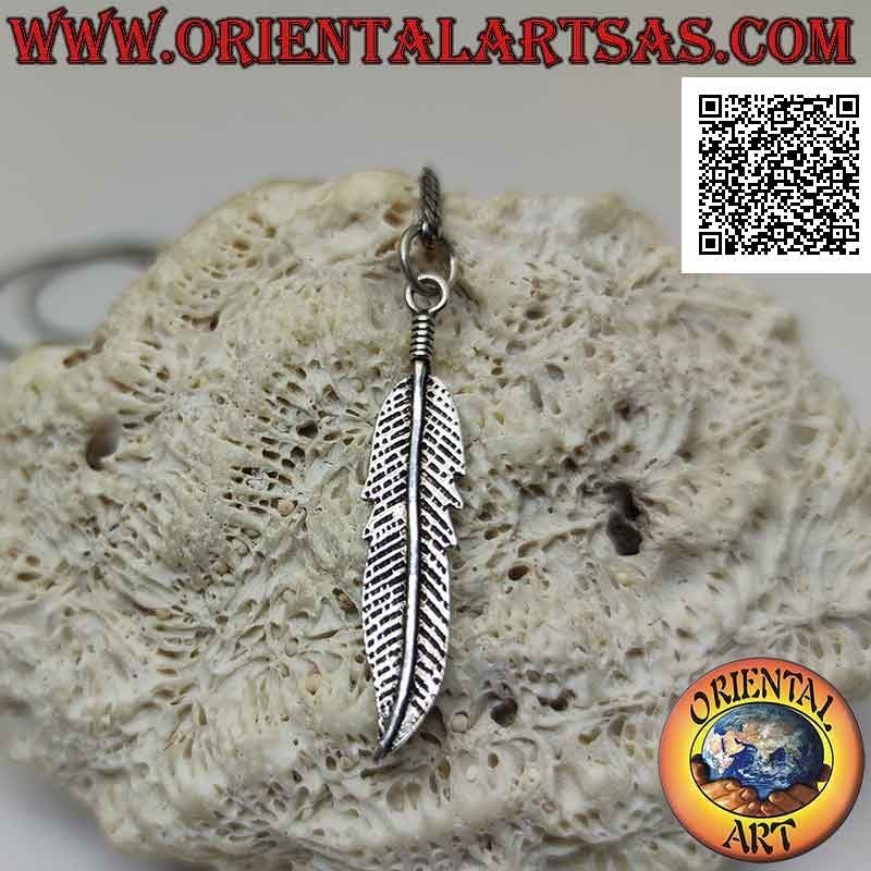 Colgante de plata de plumas de nativos americanos con curva en la punta (símbolo de purificación)