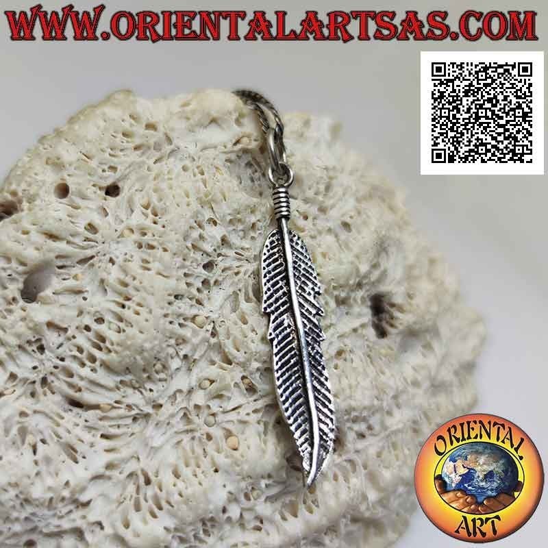 Colgante de plata de plumas de nativos americanos con curva en la punta (símbolo de purificación)