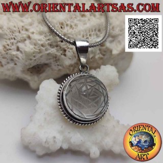 Colgante de plata con Sri Yantra grabado en cristal de roca cabujón redondo y banda lisa y doble tejido (b)