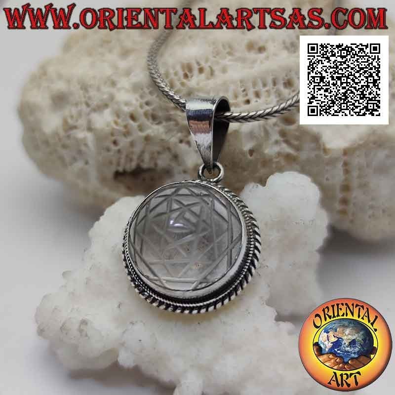 Ciondolo in argento con Sri Yantra inciso su cristallo di rocca tondo cabochon e fascia liscia e doppio intreccio (b)
