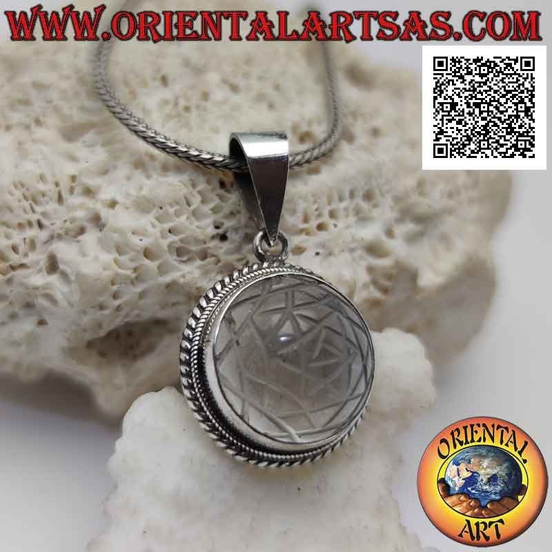 Colgante de plata con Sri Yantra grabado en cristal de roca cabujón redondo y banda lisa y doble tejido (b)