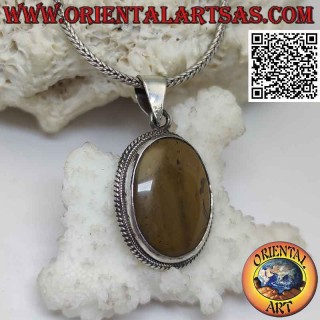 Colgante de plata con madera fósil ovalada rodeada de tejido