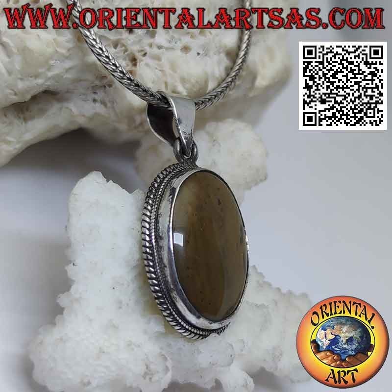 Colgante de plata con madera fósil ovalada rodeada de tejido