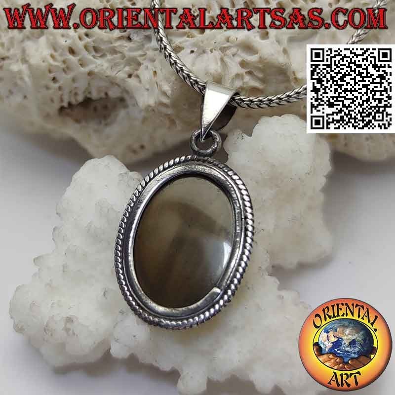 Colgante de plata con madera fósil ovalada rodeada de tejido