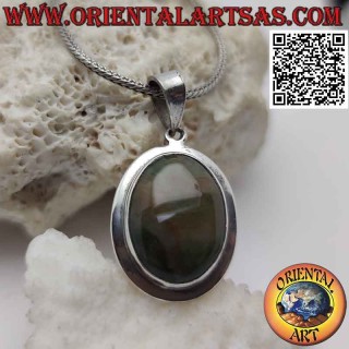 Colgante de plata con ágata musgo ovalada rodeada por un borde ancho y liso