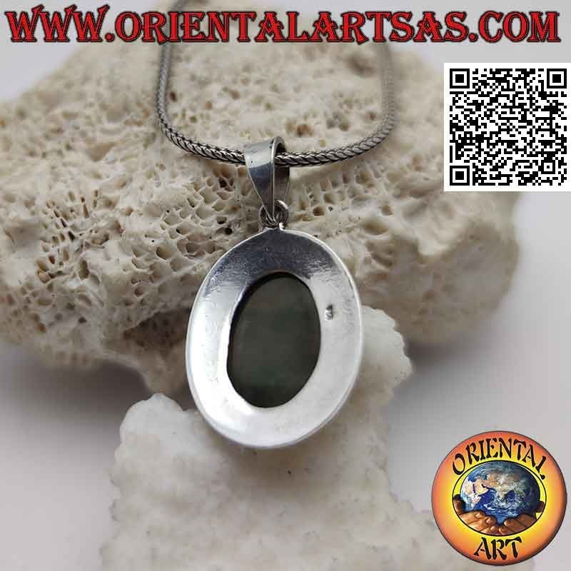 Pendentif en argent avec agate mousse ovale entourée d'un large bord lisse