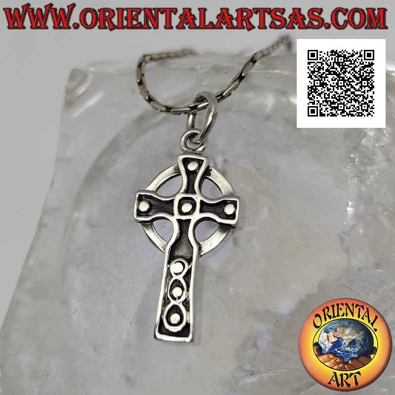 Colgante de plata, cruz celta con decoración de bolas en bajorrelieve en las puntas