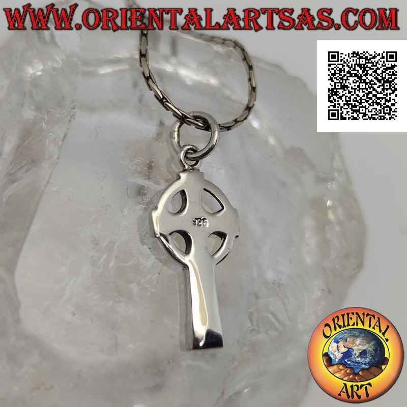 Pendentif en argent, croix celtique à décor de boules en bas-relief sur les pointes