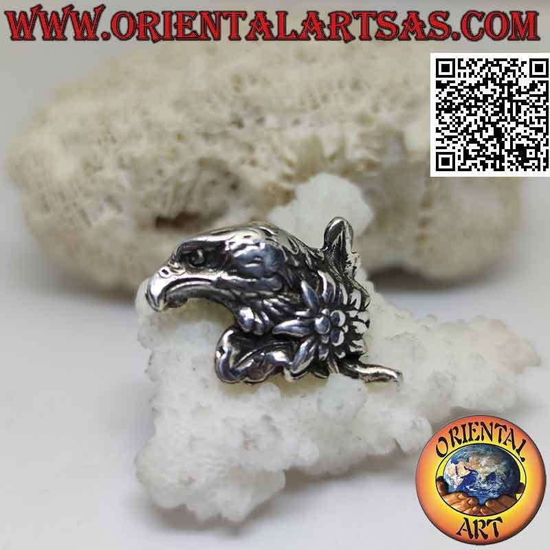 Broche de plata, cara de águila de perfil con flor en el cuello