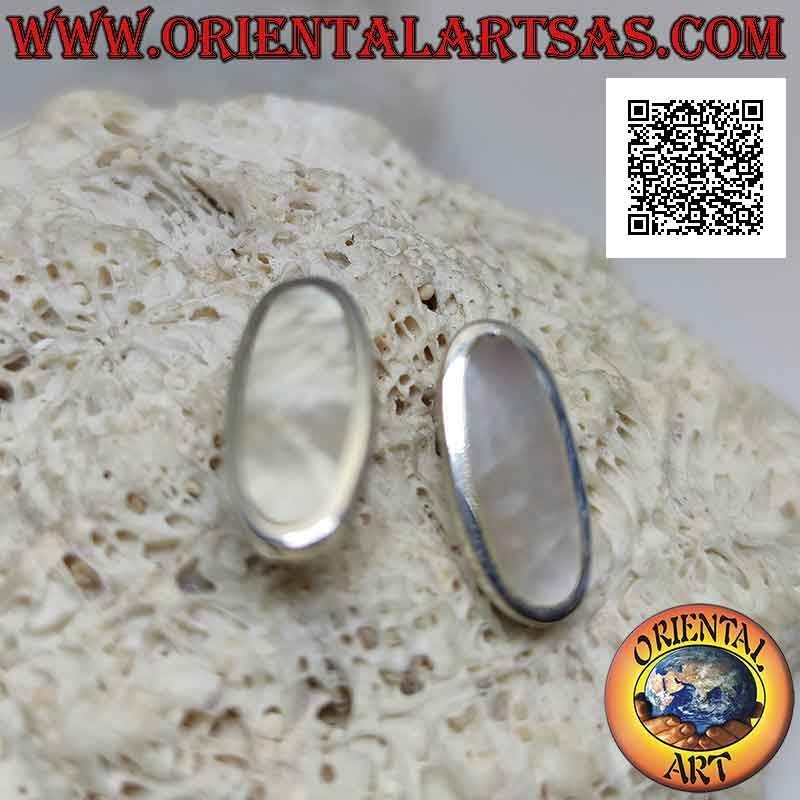 Boucles d'oreilles lobe en argent avec nacre ovale plate à bord arrondi lisse