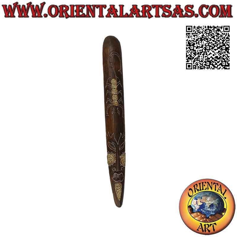 Máscara de un nativo con decoraciones ligeras (escorpión) en madera de balsa, 99 x 12 cm