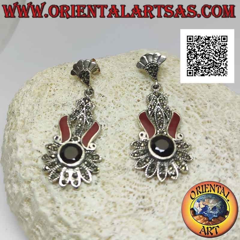 Pendientes de plata tachonados con marcasita con granate redondo facetado y bandas de cornalina