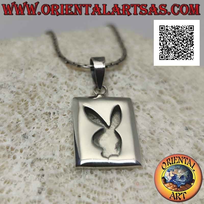 Pendentif en argent, plaque rectangulaire avec lapin "playboy" en bas-relief