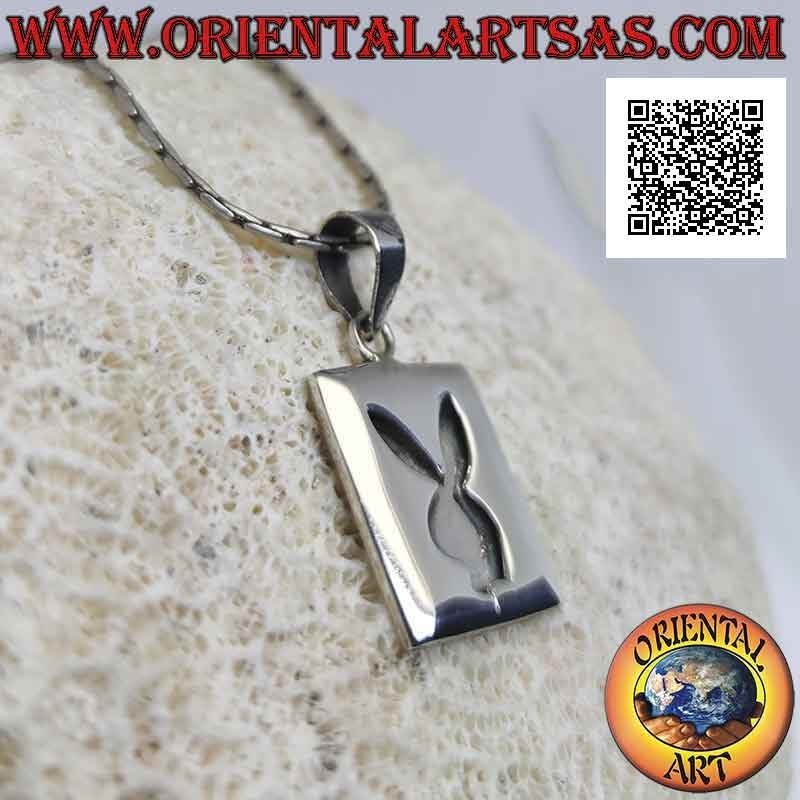 Pendentif en argent, plaque rectangulaire avec lapin "playboy" en bas-relief