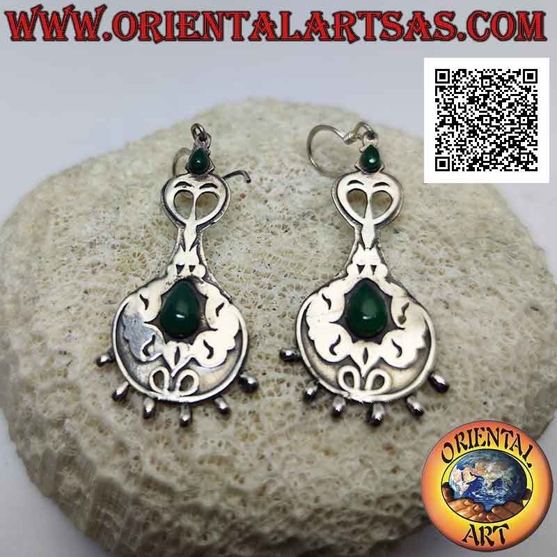 Boucles d'oreilles en argent avec une paire d'agate verte en forme de larme sur une plaque décorée à la main