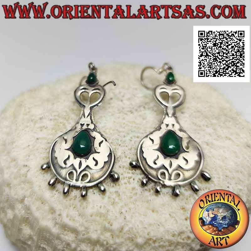Boucles d'oreilles en argent avec une paire d'agate verte en forme de larme sur une plaque décorée à la main