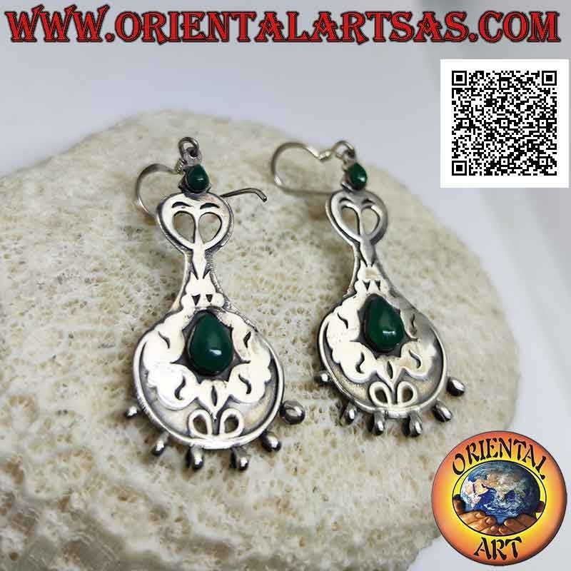 Pendientes de plata con un par de ágata verde en forma de lágrima sobre un plato decorado batido a mano y anillos debajo