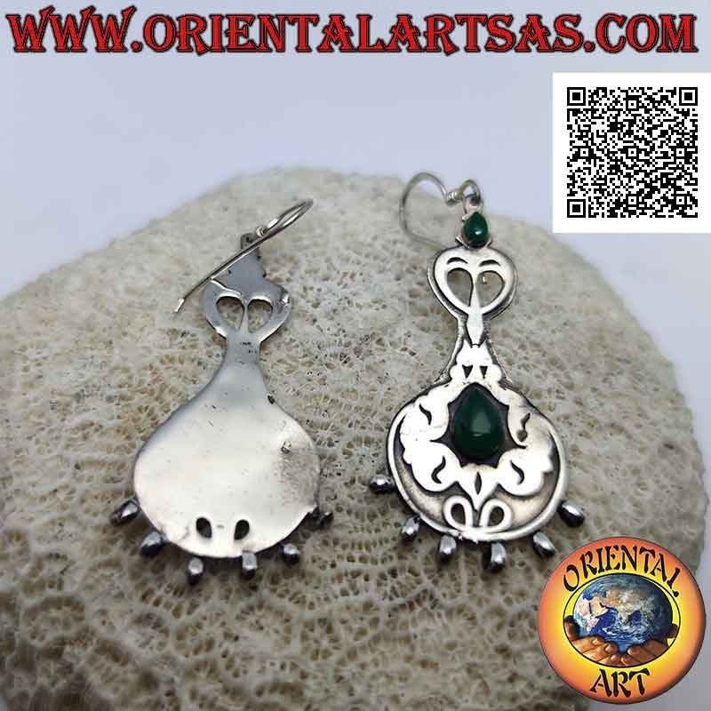Orecchini in argento con coppia agata verde a goccia su piastra decorata battuta a mano e anellini sotto