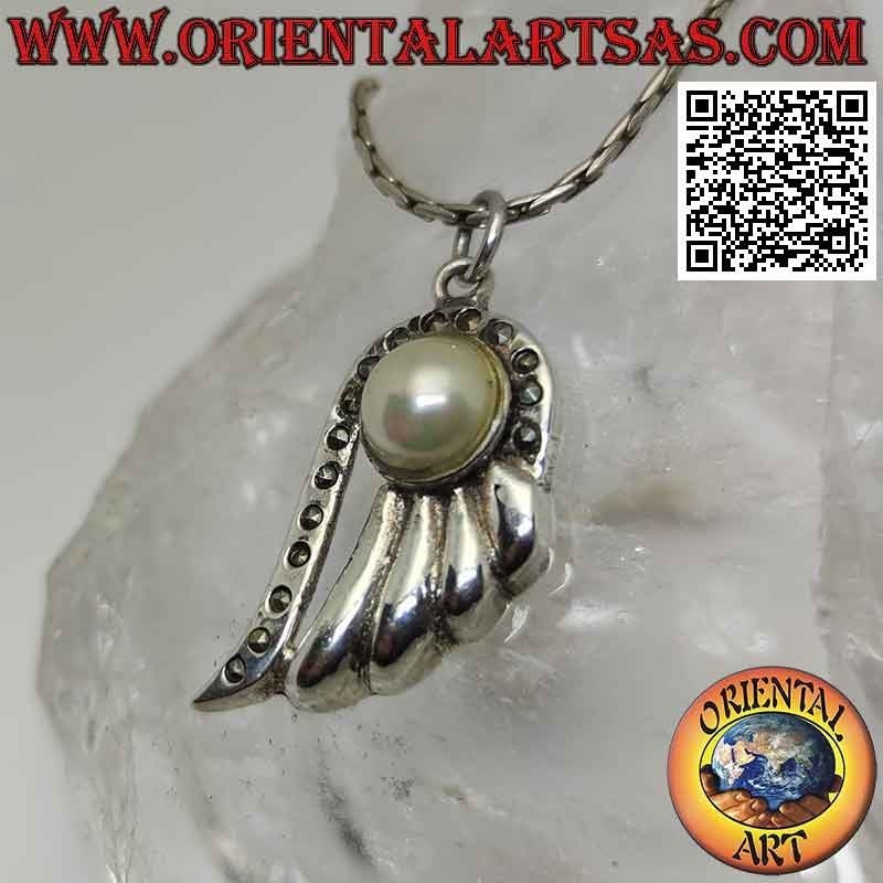 Colgante de plata, ala de ángel con perla central y marcasita