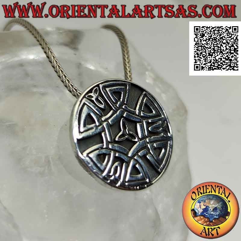 Colgante de plata, medallón celta con combinación de triquetra tris en bajorrelieve
