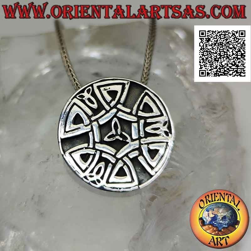 Ciondolo in argento, medaglione celtico con combinazione di tris di triquetra in bassorilievo