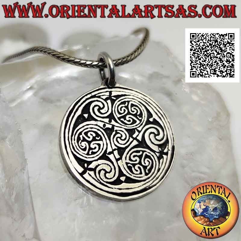 Colgante de plata, medallón celta con una serie de nudos triskell / triskelions en bajorrelieve