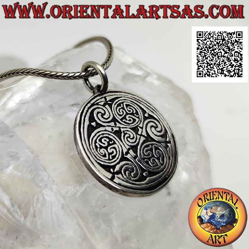 Silver pendant, Celtic medallion with a series of triskell knots / triskelions in bas-relief