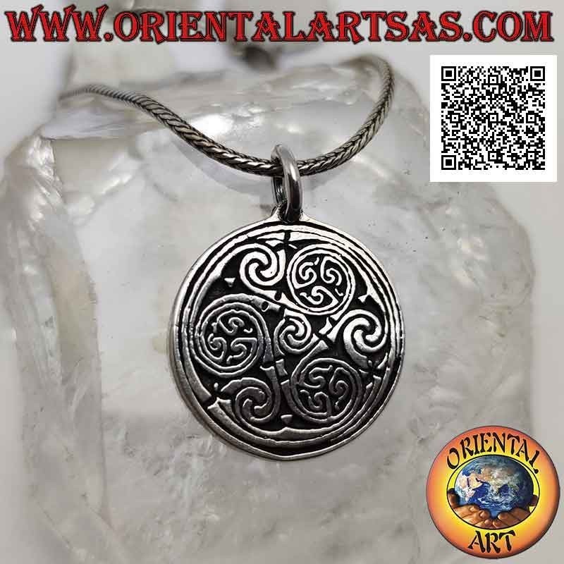 Pendentif en argent, médaillon celtique avec une série de noeuds triskell / triskellions en bas-relief