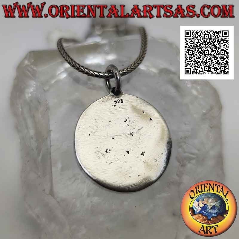 Colgante de plata, medallón celta con una serie de nudos triskell / triskelions en bajorrelieve