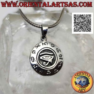 Ciondolo in argento, medaglia tonda con occhio di Ra / Horus in bassorilievo contornato da geroglifici (19 mm Ø)