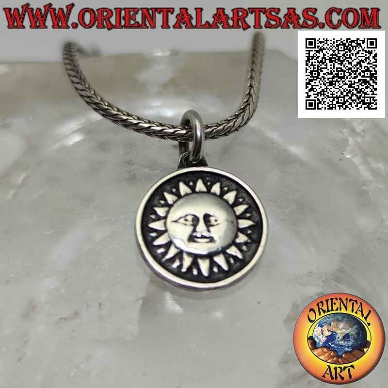 Colgante de plata, medalla redonda de doble cara con sol en un lado y luna y estrellas en el otro