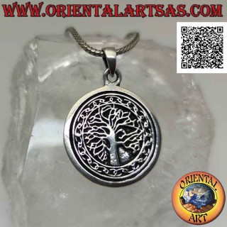Colgante de plata, medalla redonda con Yggdrasil o árbol de la vida rodeado de nudos celtas en bajorrelieve