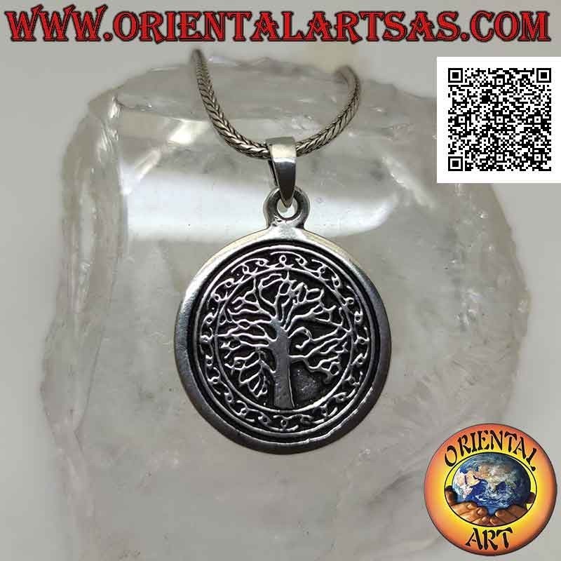 Silberanhänger, runde Medaille mit Yggdrasil oder Lebensbaum umgeben von keltischen Knoten im Flachrelief