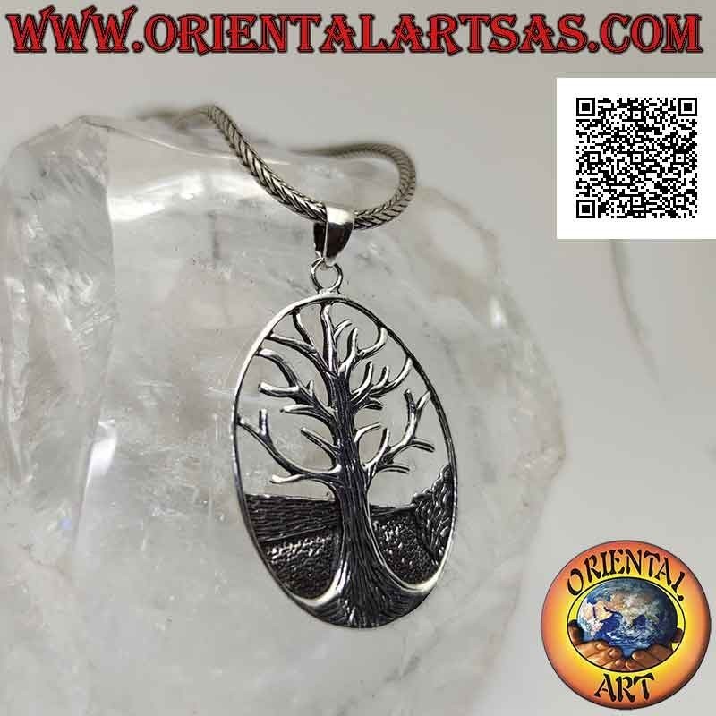 Ciondolo in argento, Yggdrasil o albero della vita nell'ovale con terreno in sfondo