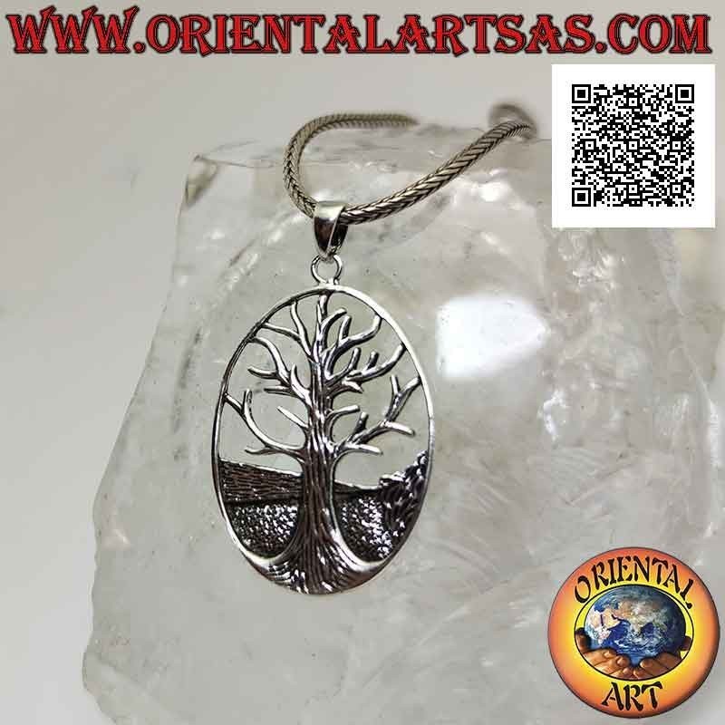 Pendentif en argent, Yggdrasil ou arbre de vie dans l'ovale avec le sol en arrière-plan