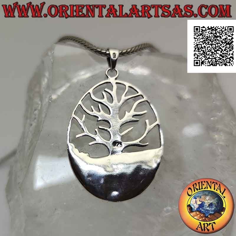 Pendentif en argent, Yggdrasil ou arbre de vie dans l'ovale avec le sol en arrière-plan