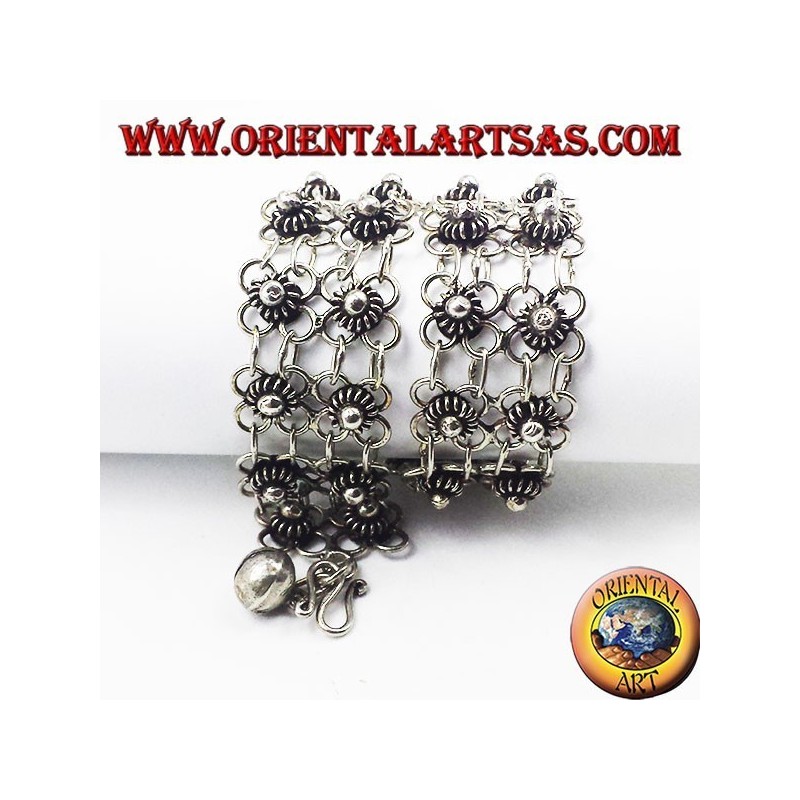 Silver bracelet with two flowers file