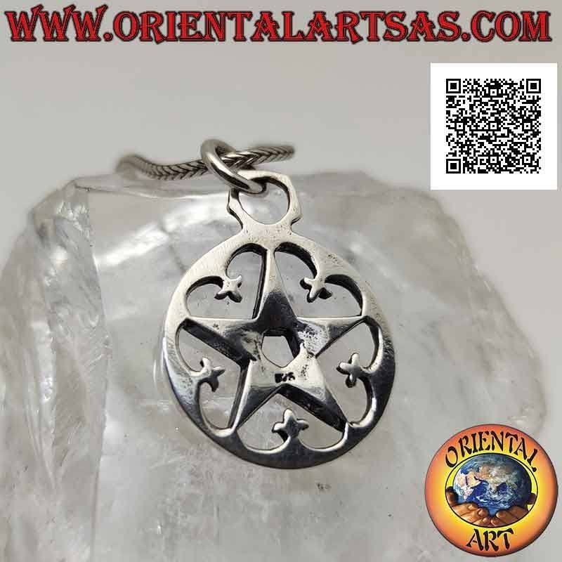 Colgante de plata, pentáculo en el círculo rodeado de lirios (símbolo heráldico)